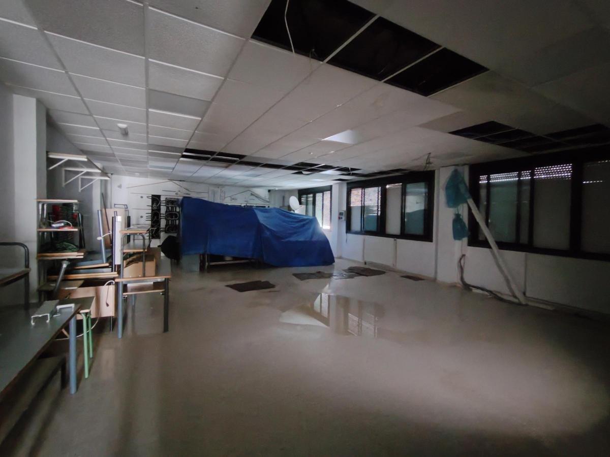 Aula de talleres del IES Rodeira que resultó dañada al volar la cubierta con "Martinho".