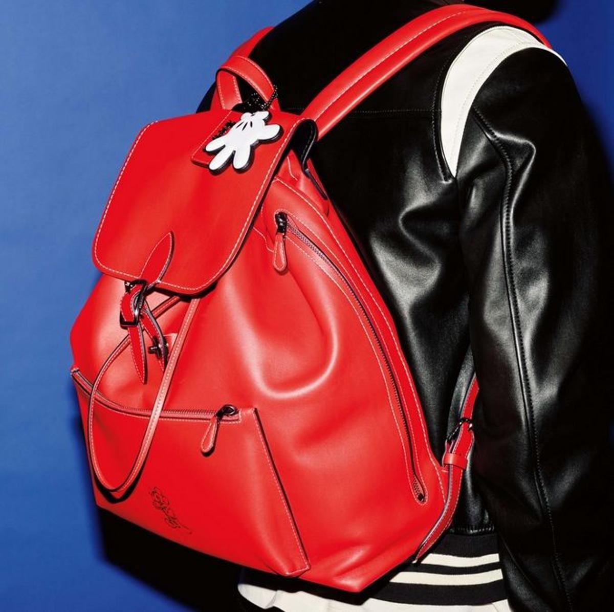 La línea Coach x Disney: mochila roja con la mano de Mickey Mouse