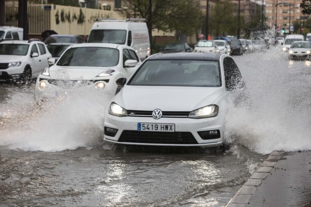 Tromba de agua que ha inundado la avenida Serrería en València.