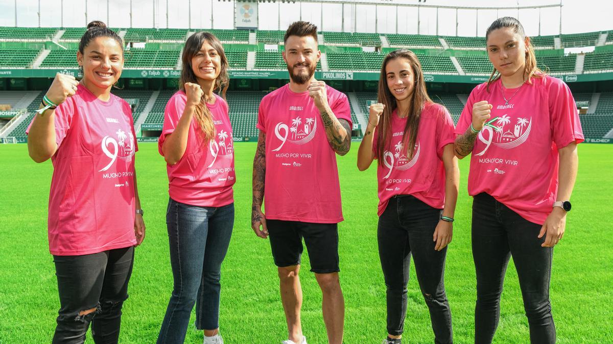 Josan junta a las jugadoras del equipo femenino  Sara López. Uxue Mendia, Marta Rodriguez y Mili Menéndez