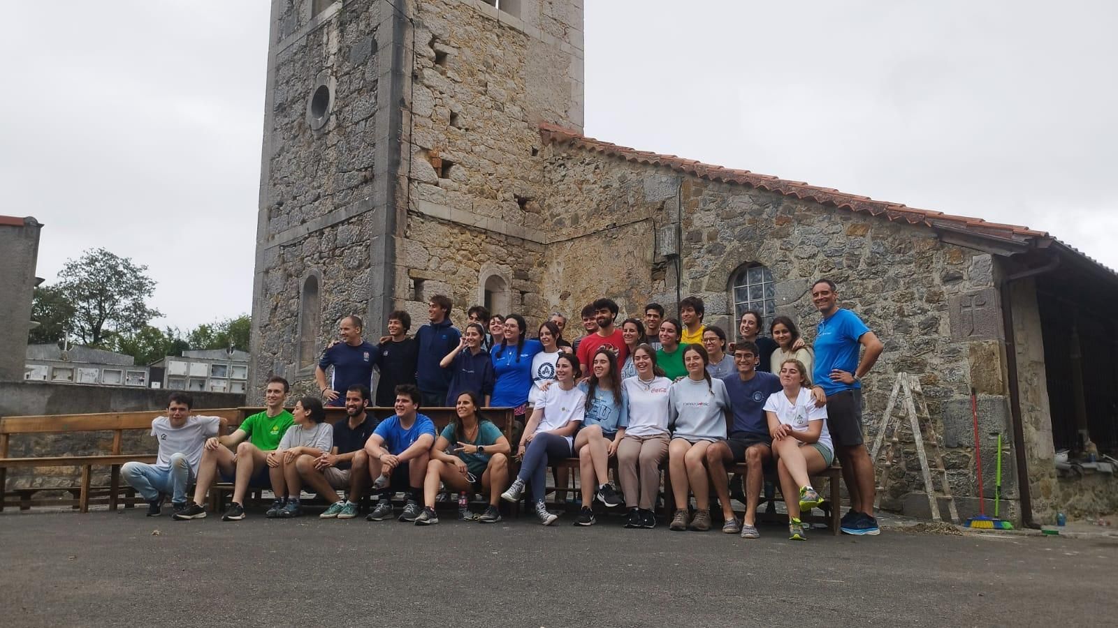 Más de medio centenar de jóvenes voluntarios de Madrid ayudan a recupera el patrimonio de Cabrales