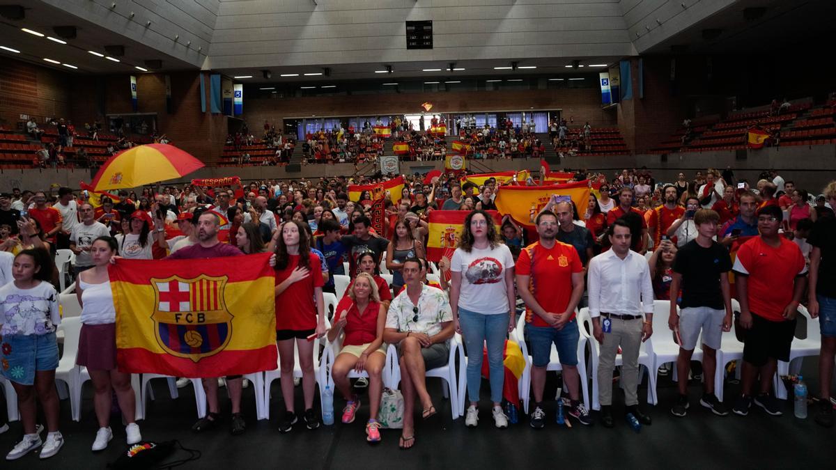 Seguidores de la selección española se reúnen en el pabellón de la Vall d'Hebrón para seguir la final del Mundial de Fútbol femenina, este domingo, en Barcelona.