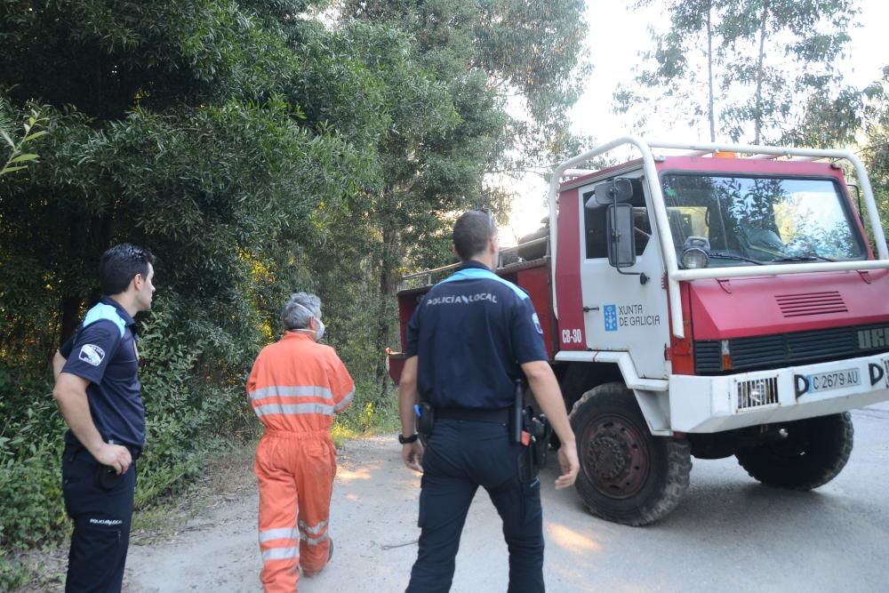 Un nuevo incendio en Cangas provoca cortes de tráfico en el Corredor do Morrazo