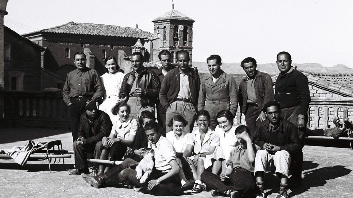 Personal sanitario británico y catalán en el hospital de guerra de Pompenillo, fotografiado en 1937 por Alec Wainman.