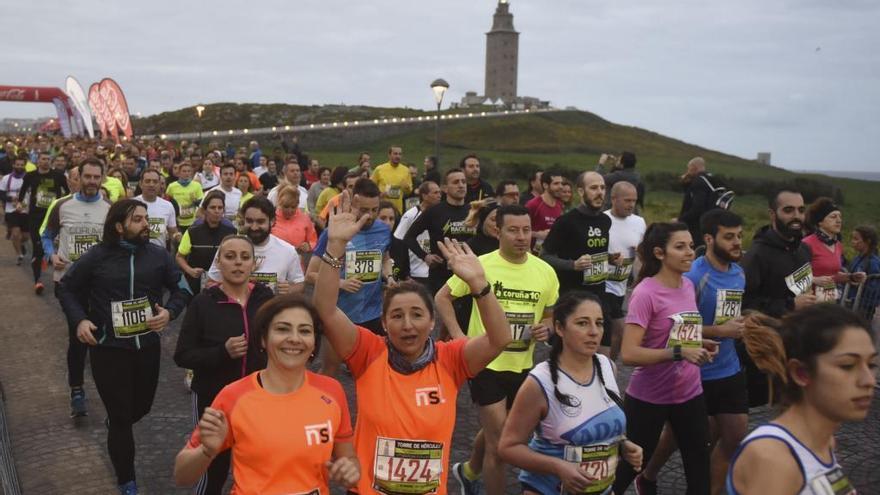 Atletas en la carrera popular Torre de Hércules.