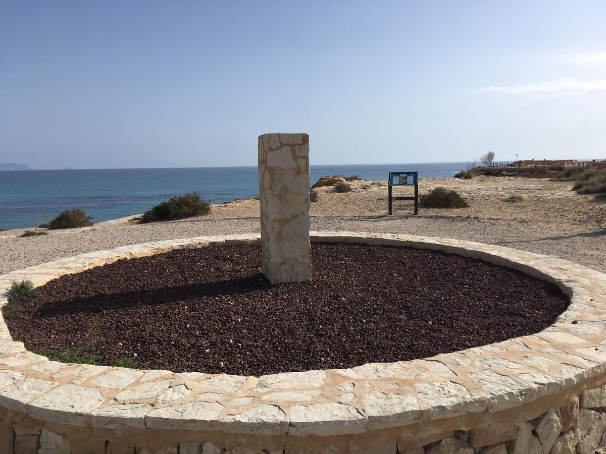 El soporte de la escultura "Torso" de El Campello, esta mañana tras el robo.