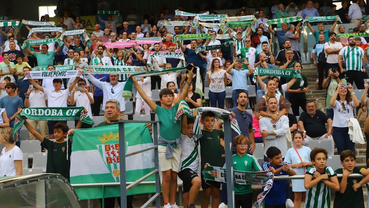 Aficionados cordobesistas en un partido de esta temporada en El Arcángel.