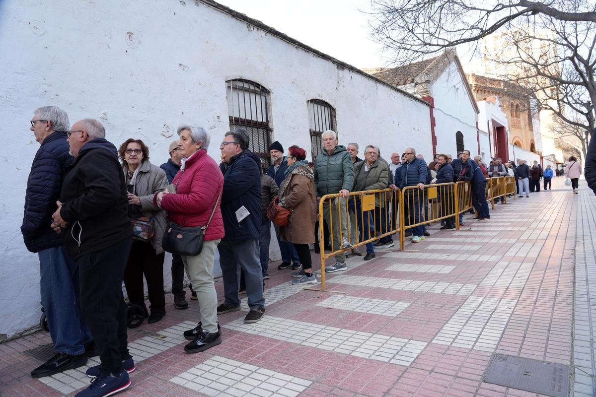 Colas desde primera hora en la plaza de toros de Castelló para comprar las entradas de la Magdalena 2026