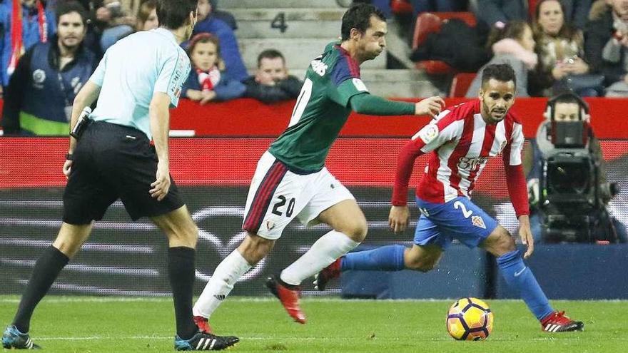 De las Cuevas intenta escaparse de Douglas en el partido de la temporada pasada en El Molinón.