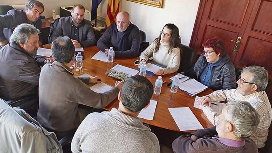 Un momento de la reunión celebrada ayer en Sóller para analizar la fusión de ambas entidades.