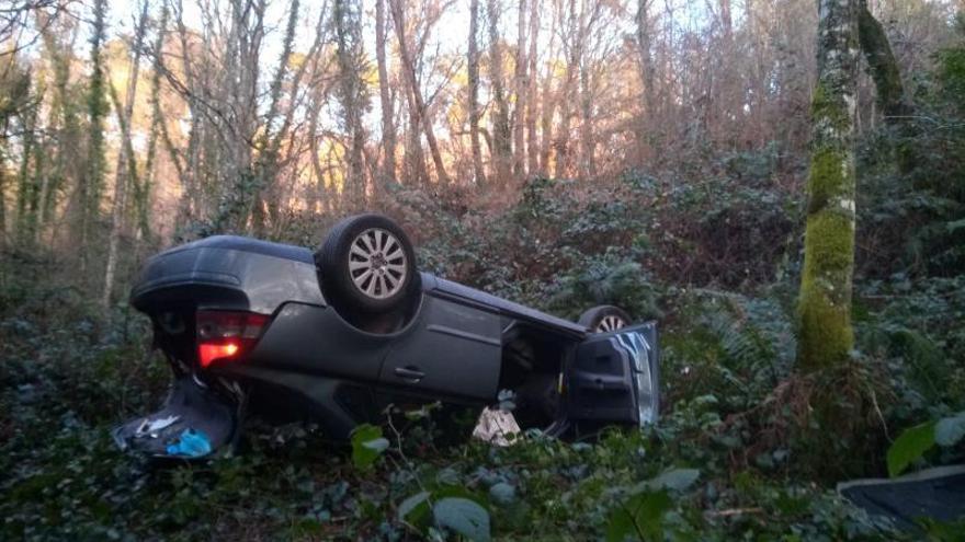 Automóvil siniestrado en Ponte Vilariño. |  