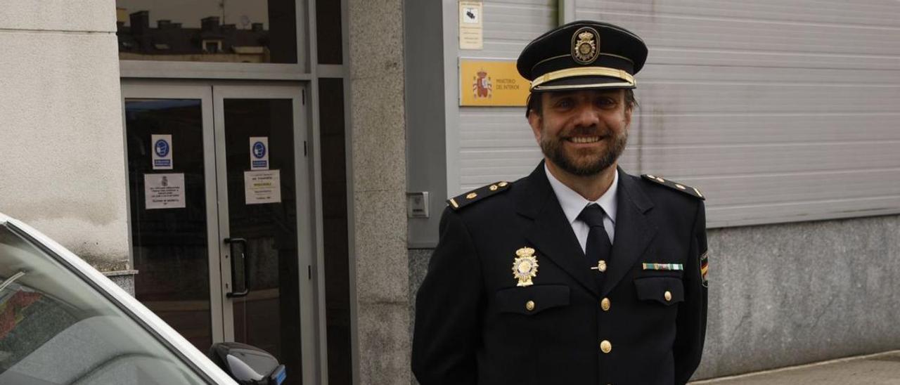 Carlos Flórez, frente a la Comisaría de la Policía Nacional, en La Felguera. | Ángel González