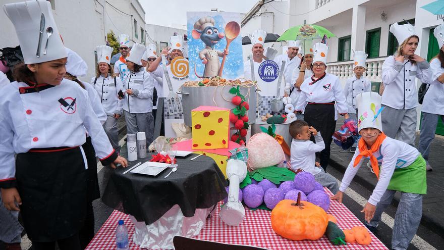 San Bartolomé celebra con intensidad el Carnaval de Día pese a la lluvia