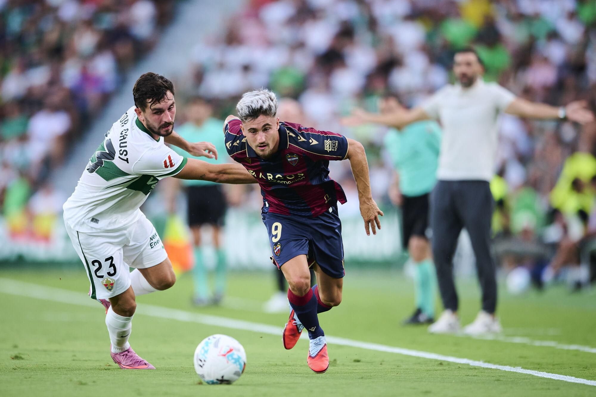 Victor Chust of Elche CF competes for the ball with Ivan Romero of Levante UD during the Spanish League, LaLiga EA Sports, football match played between Elche CF and Levante UD at Estadio Manuel Martinez Valero on August 29, 2025 in Elche, Alicante, Spain. AFP7 29/08/2025 ONLY FOR USE IN SPAIN. Francisco Macia / AFP7 / Europa Press;2025;SPAIN;SPORT;ZSPORT;SOCCER;ZSOCCER;Elche CF v Levante UD - LaLiga EA Sports;