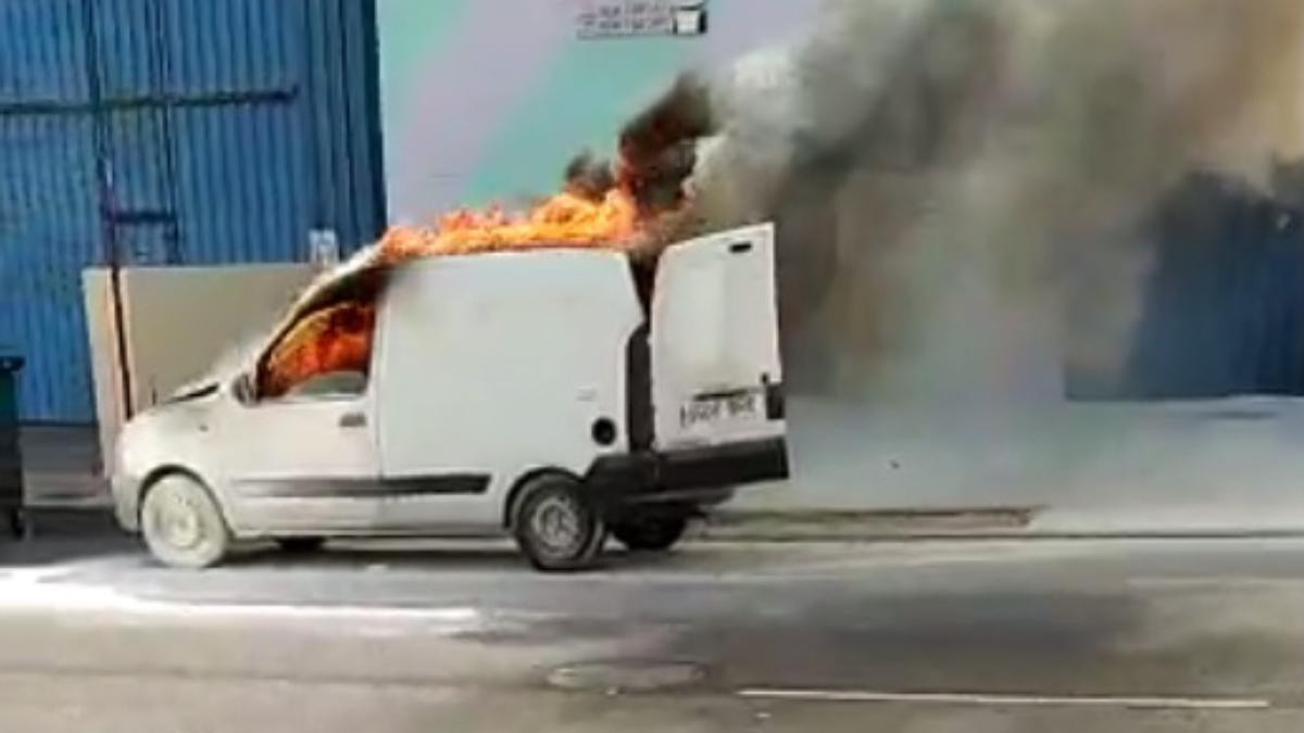 Incendio en una furgoneta en Arinaga
