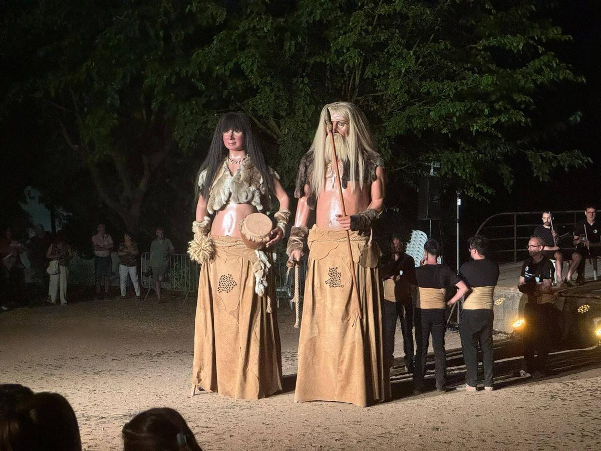 La nova imatge dels Gegants Prehistòrics de Moià, el Toll i la Teixonera