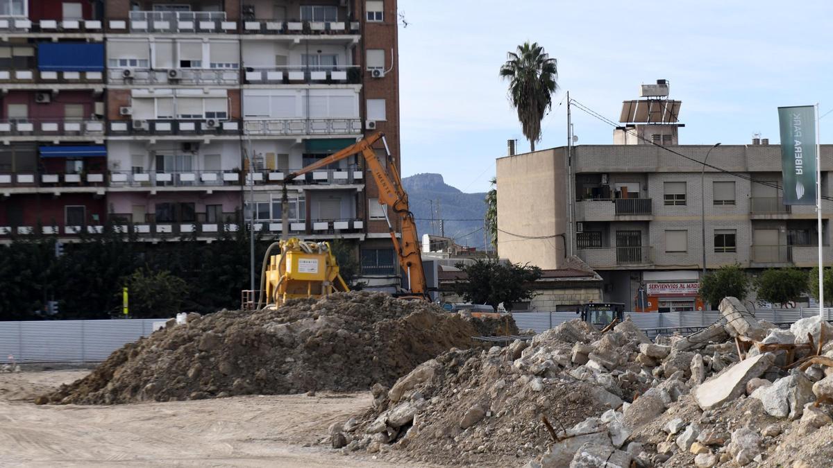 Un bloque de edficios en reparación en la pedanía Beniaján.