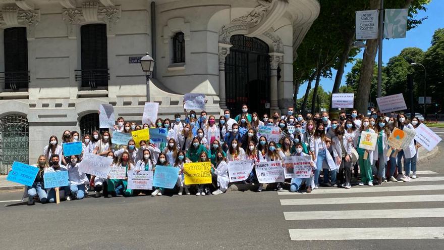 El grupo de aragoneses que ha viajado en autobús, a su llegada a Madrid.