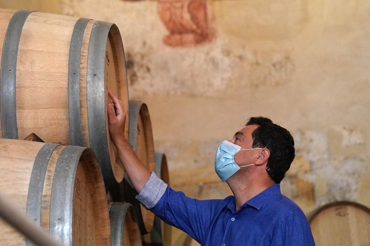 Juanma Moreno, presidente de la Junta de Andalucía, visita una bodega en Ronda (Málaga)