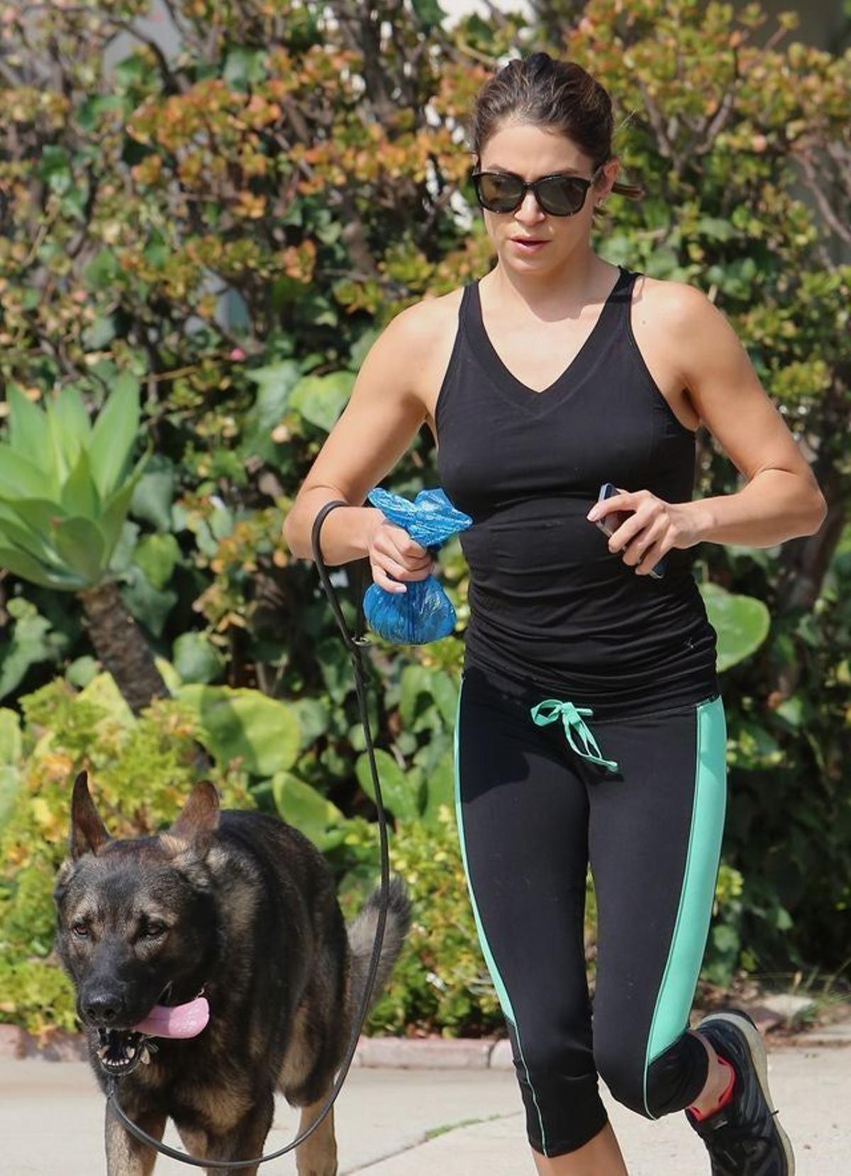 Nicki Reed corre con su perro y la bolsita de la caca