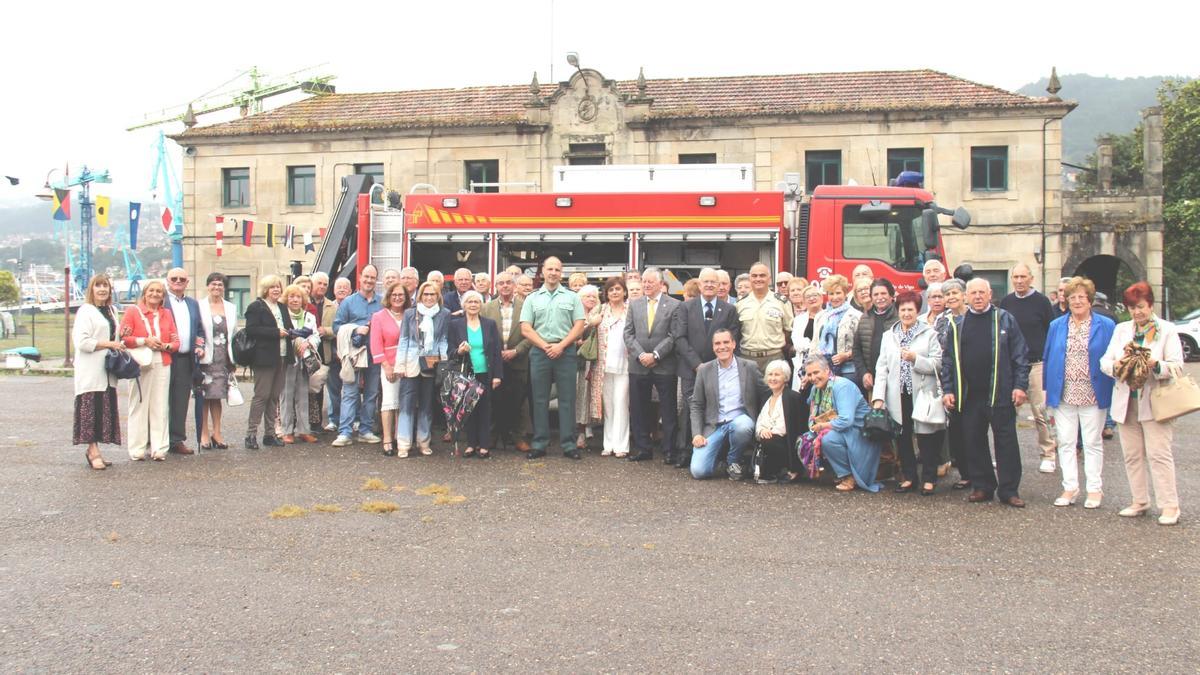 Los miembros de Marinetea junto a Bomberos e invitados en su reunión anual en Teis
