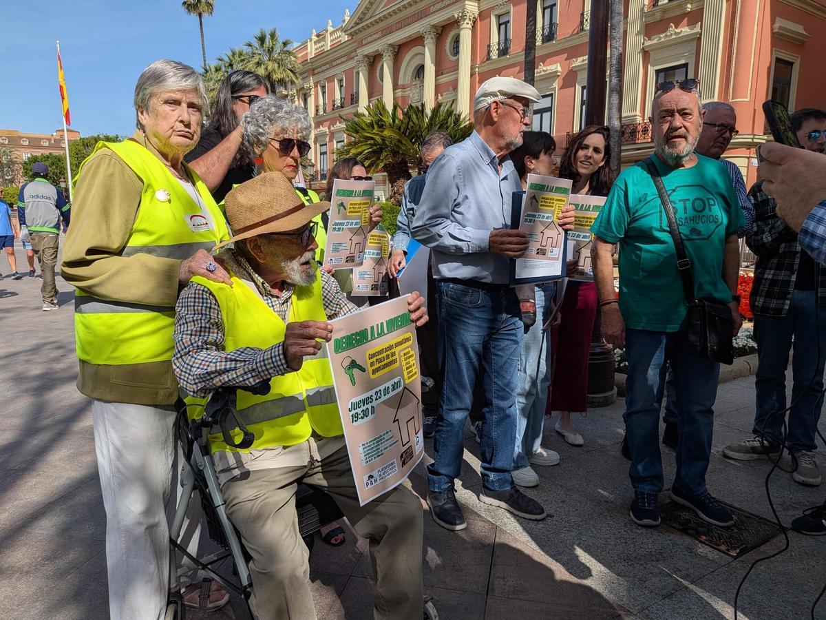 Un momento de la protesta de la PAH, el Sindicato de Vivienda y los Yayoflautas este martes en la plaza de la Glorieta de Murcia.