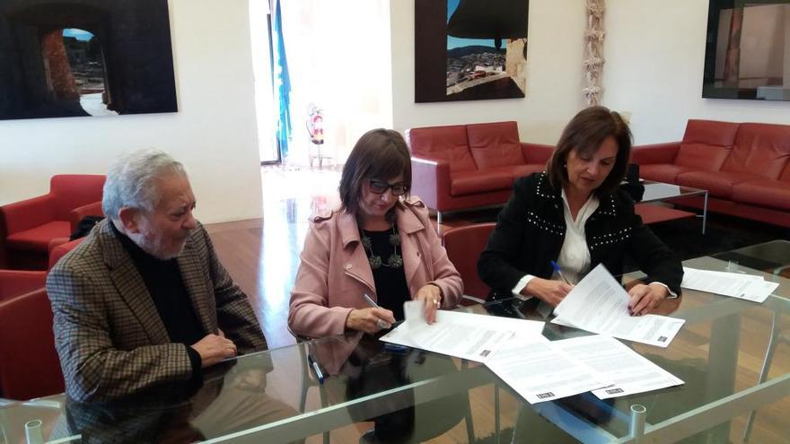 Carmen Amoraga y Carmen Martínez firman el protocolo