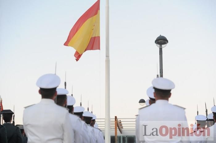 Arriado Solemne de Bandera en el puerto de Cartagena