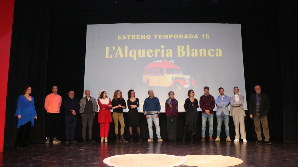 Los actores de 'L'Alqueria Blanca' con Chimo Pérez.