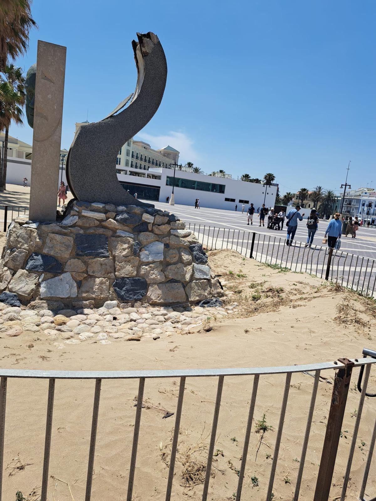 La escultura en homenaje al actor Antonio Ferrandis, en la Malvarrosa, presenta un avanzado estado de degradación.