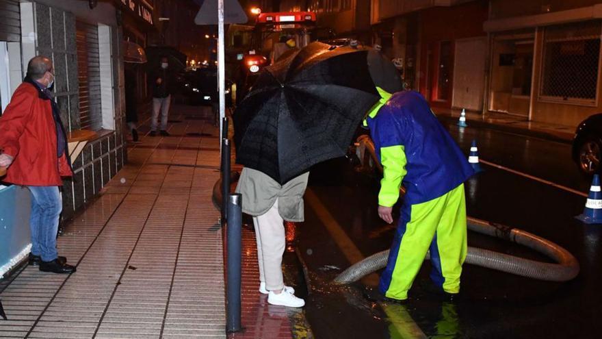 Un operario de mantenimiento de la red de Sada. | // VÍCTOR ECHAVE