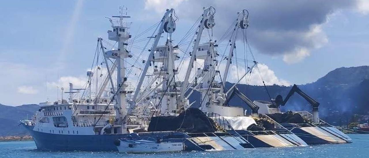 Atuneros españoles amarrados estos días en Seychelles. // FdV