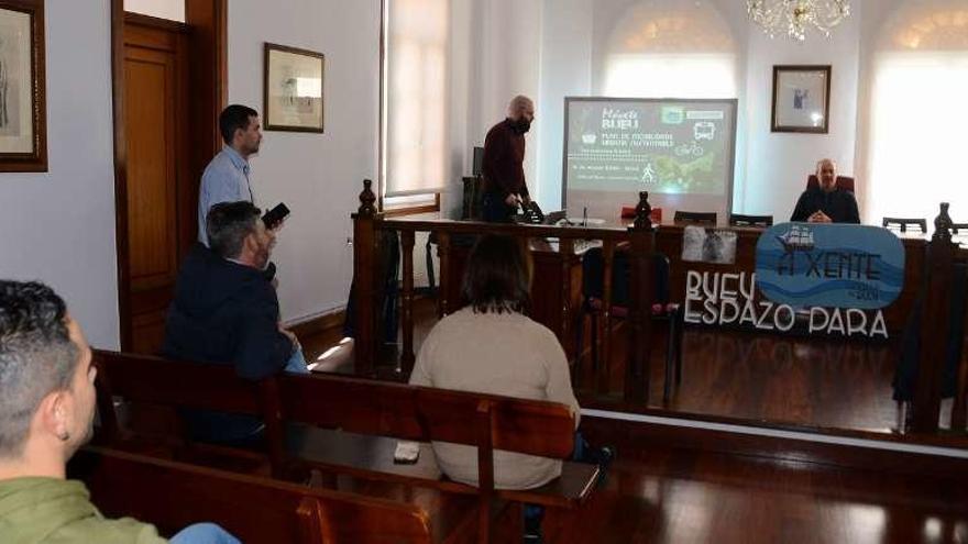 El ingeniero Gael Sánchez y el alcalde de Bueu en la presentación del PMUS en el Concello. // G.N.