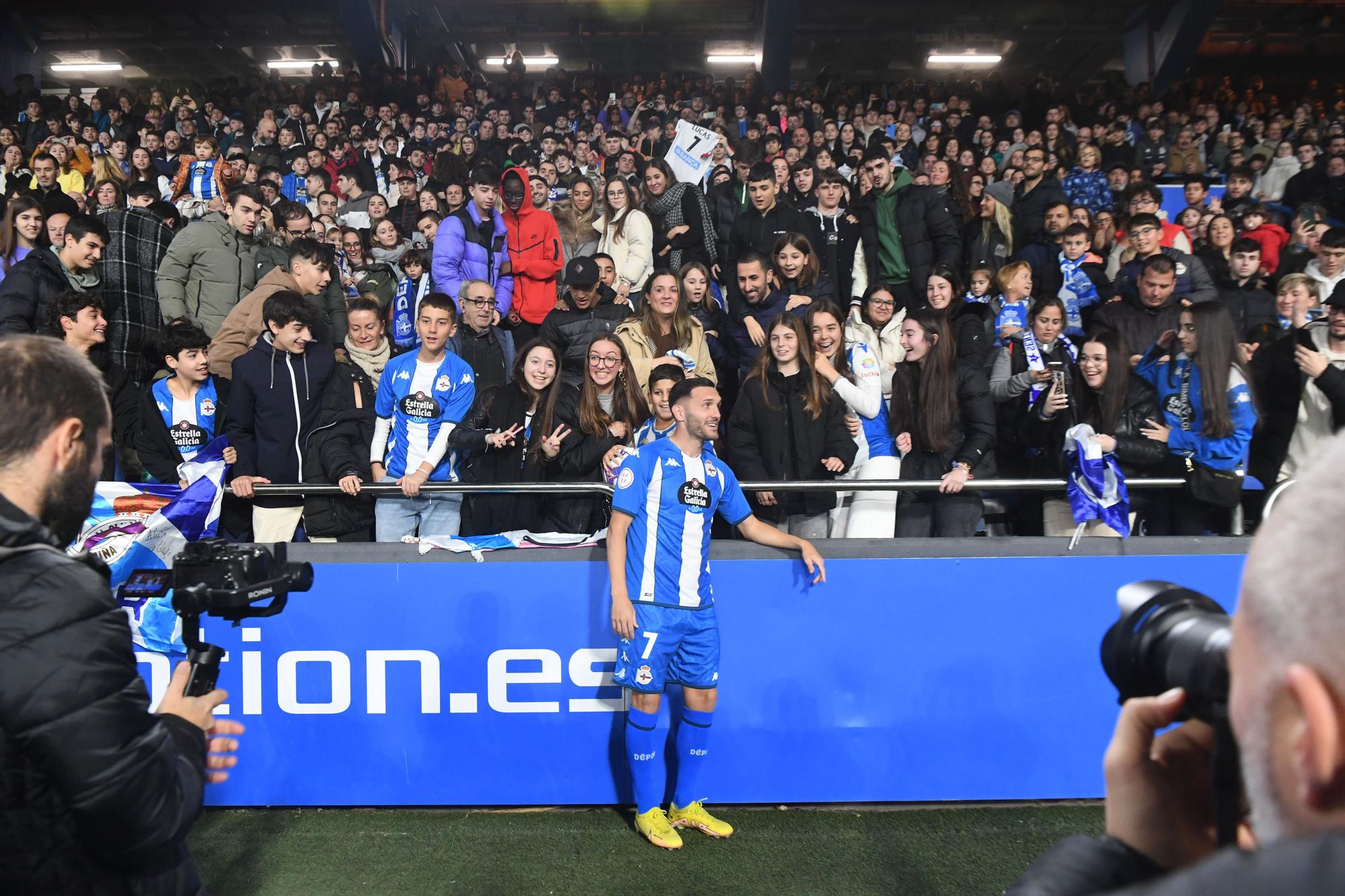 Riazor aclama a Lucas Pérez en su presentación