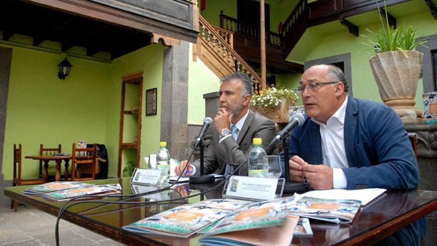 Ángel Víctor Torres (izq.) y Manuel López, presentando ayer las fiestas en la Casa de la Cultura de Arucas.