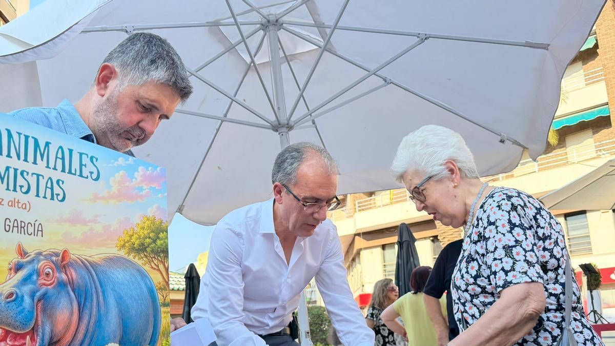 El escritor local Félix Zambrano firmando algunos ejemplares de su primer libro