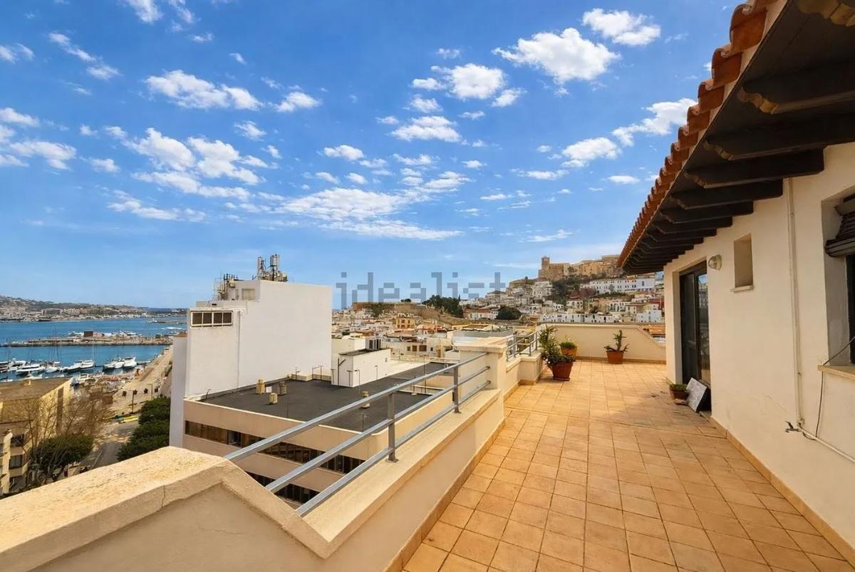 A la venta un ático en Ibiza con unas vistas de 360 grados "que quitan el aliento”: desde Dalt Vila a Talamanca