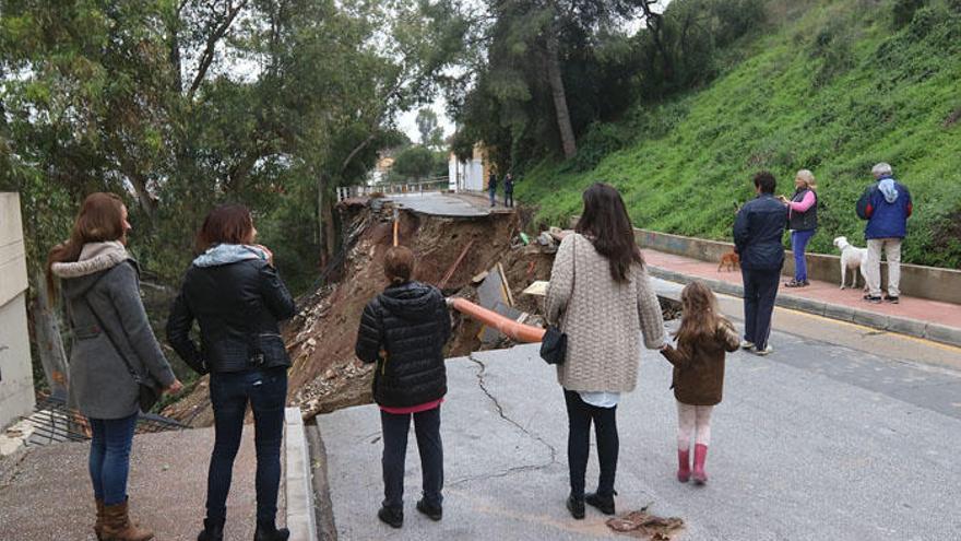 Decenas de curiosos se acercaron ayer a la calle Flamencos.