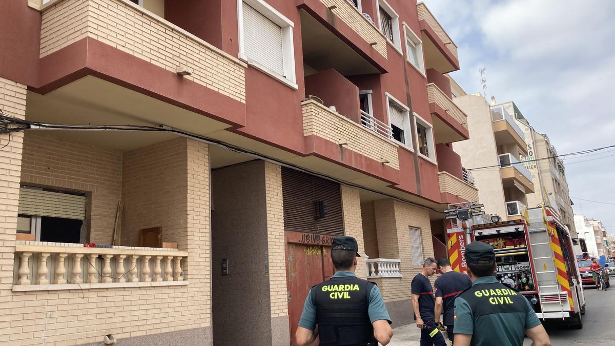 Intervención de los bomberos para sofocar varios incendios en un edificio semiabandonado y ocupado de la calle Ulpiano de Torrevieja, a escasos metros de la playa del Cura