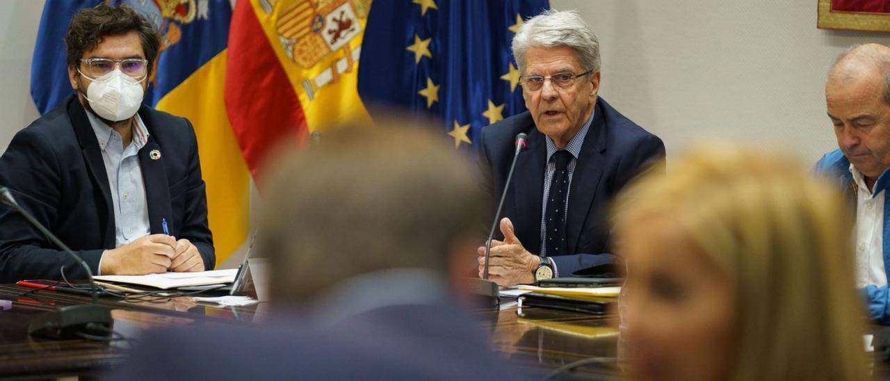 El consejero de Administraciones Públicas, Justicia y Seguridad, Julio Pérez, durante la comisión en el Parlamento.