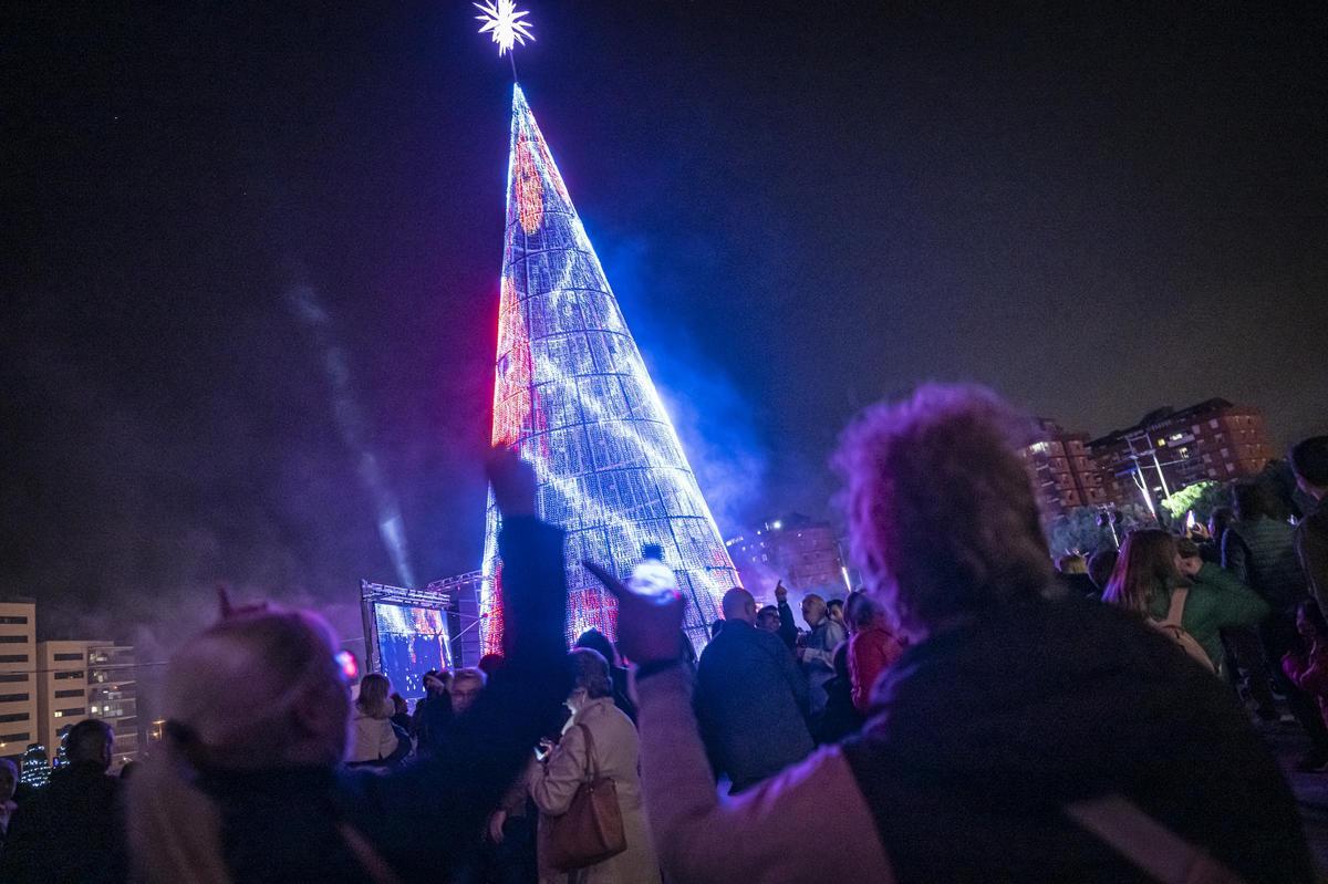 El superárbol de Navidad de Badalona. Badalona ha encendido ya las más de 82.000 luces píxel que componen su tan mediático ‘superárbol’ de Navidad.