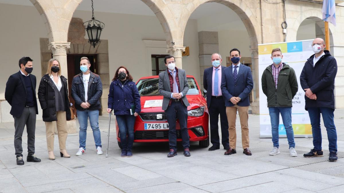 Entregan a Manuela Herrera el coche que ha sorteado el comercio de Villanueva