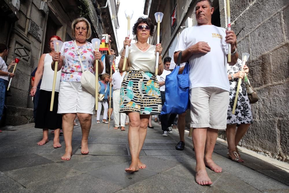 Miles de fieles acompañan a la imagen del nazareno en la tradicional procesión por el centro de la ciudad con principio y final en la Colegiata.