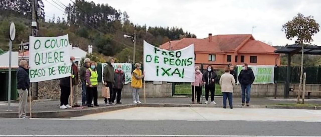 Concentración vecinal el pasado lunes junto a la parada de bus en O Couto. |   // L.O.