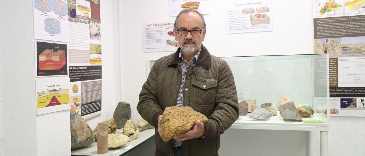 Juan Carlos Romero, la semana pasada con una peridotita de Sierra Bermeja, fuente de metales preciosos.