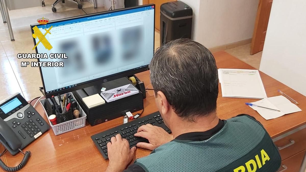 Un agente de la Guardia Civil investiga el caso.