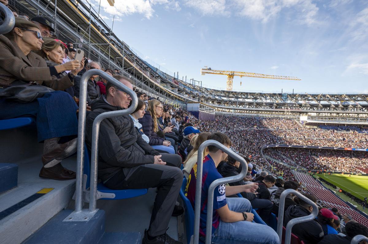 Barcelona. 07.11.2025.  Deportes.  Público en la tribuna y el gol sur del Spotify Camp Nou durante el primer test con casi 22.000 aficionados en la grada del estadio azulgrana para presenciar el entrenamiento del primer equipo del Barça . Fotografía de Jordi Cotrina
