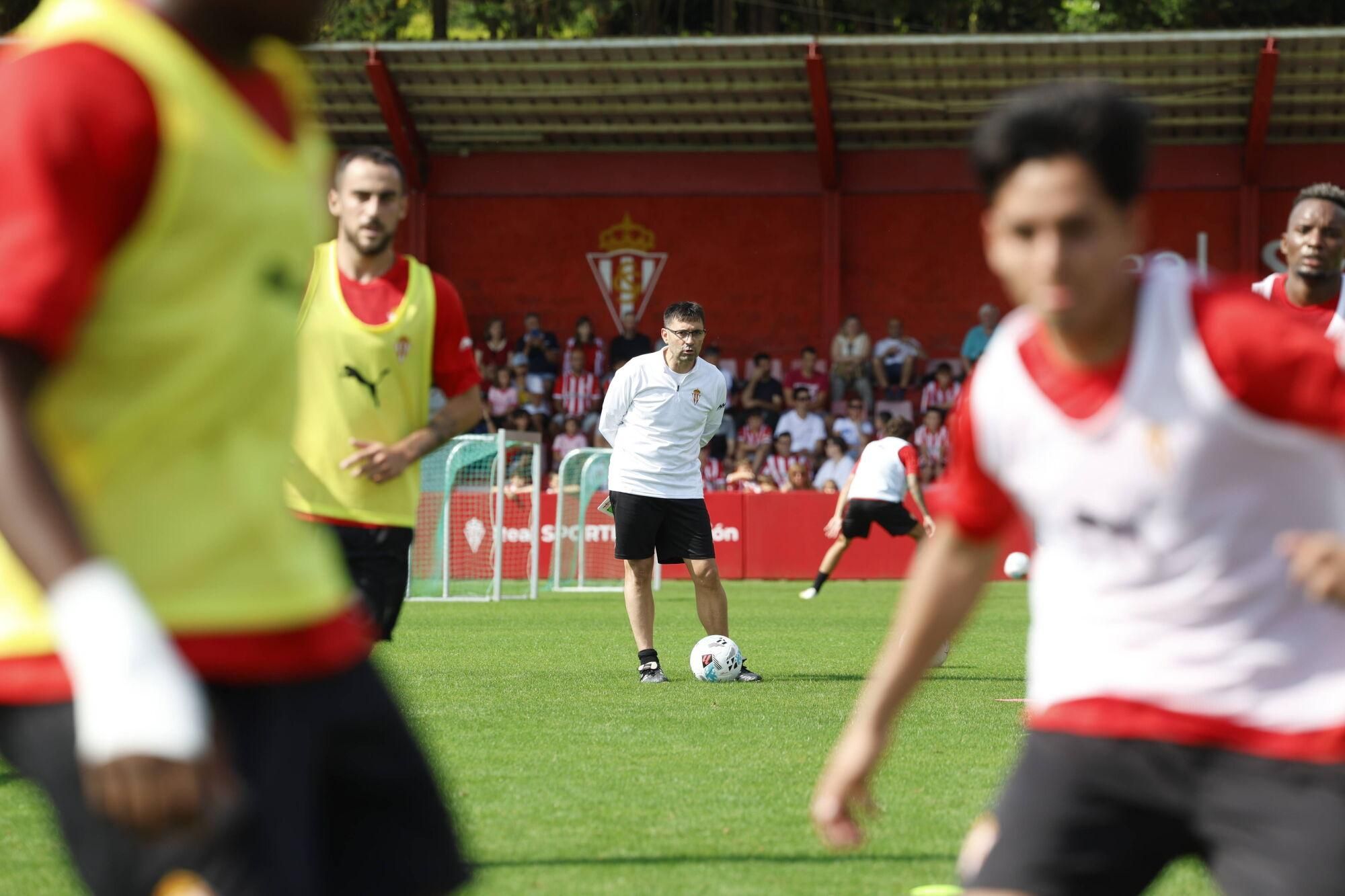 EN IMÁGENES: Segundo entrenamiento del Sporting, con público en Mareo