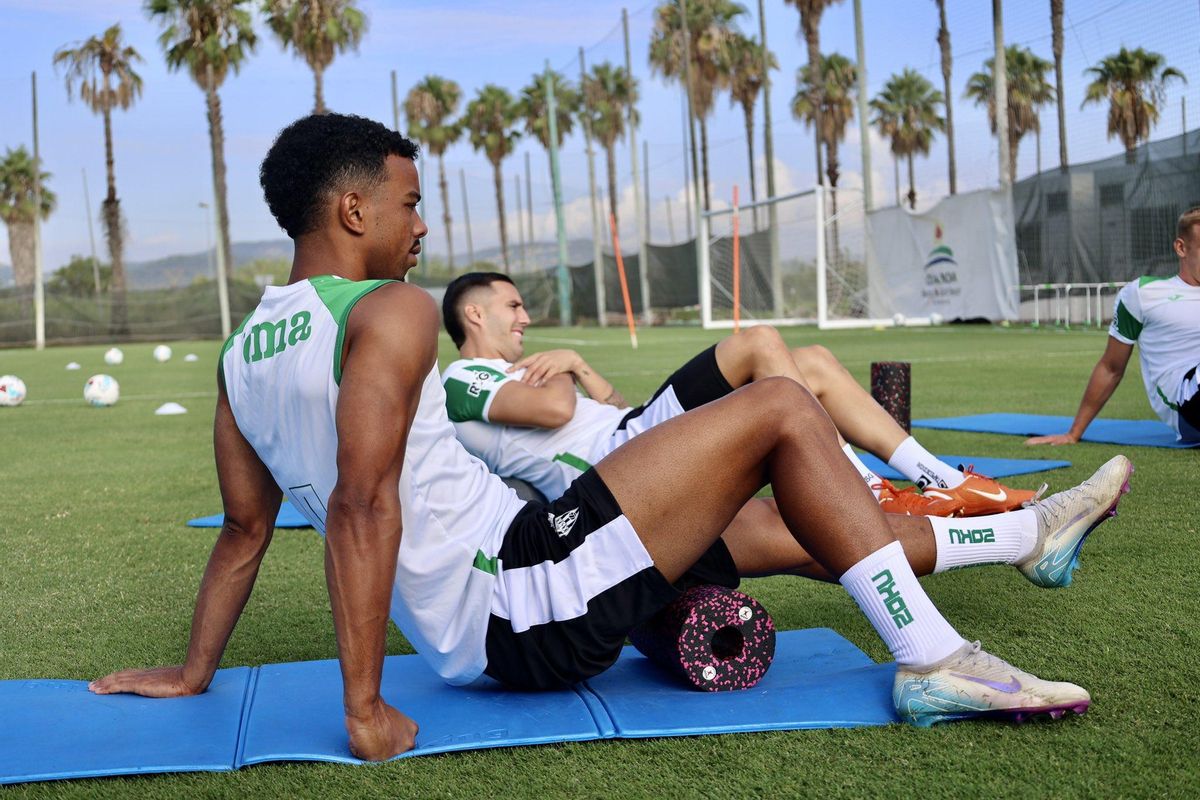 Dalisson, junto a Guardiola en los estiramientos iniciales del entrenamiento.