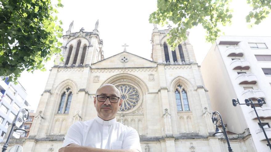 Jorge Cabal Fernández, párroco de la iglesia de San Lorenzo: "San Lorenzo es un refugio en el que muchos encuentran una esperanza"